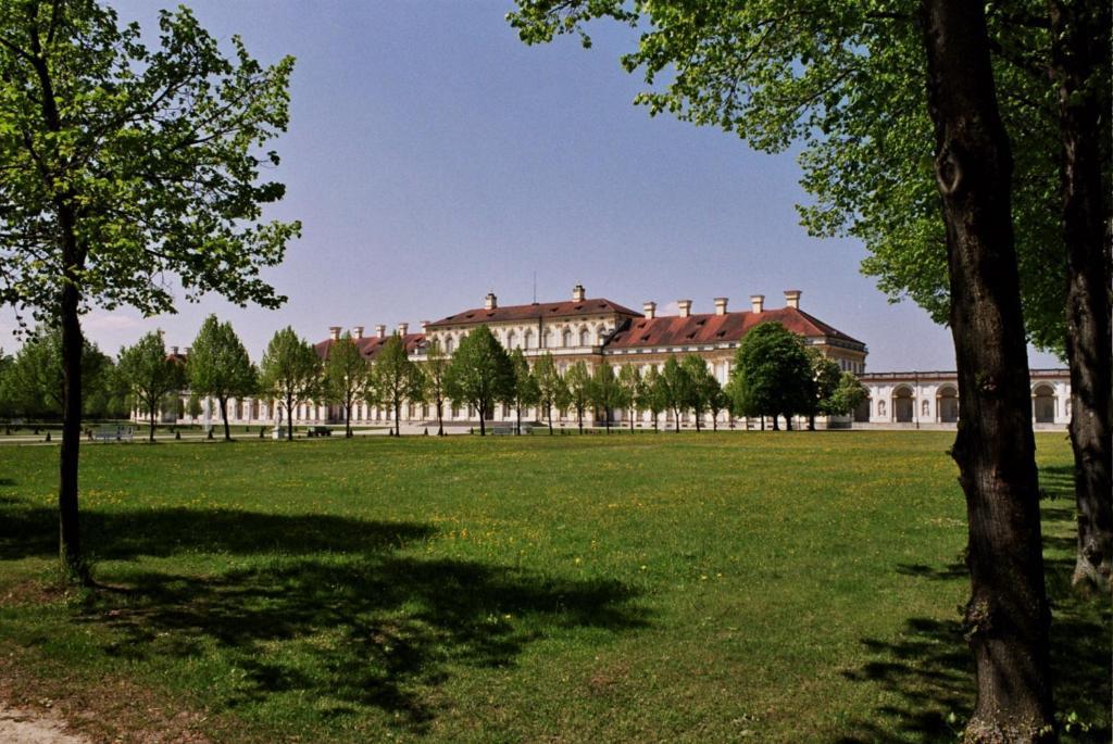 Hotel Blauer Karpfen Oberschleissheim Exterior photo