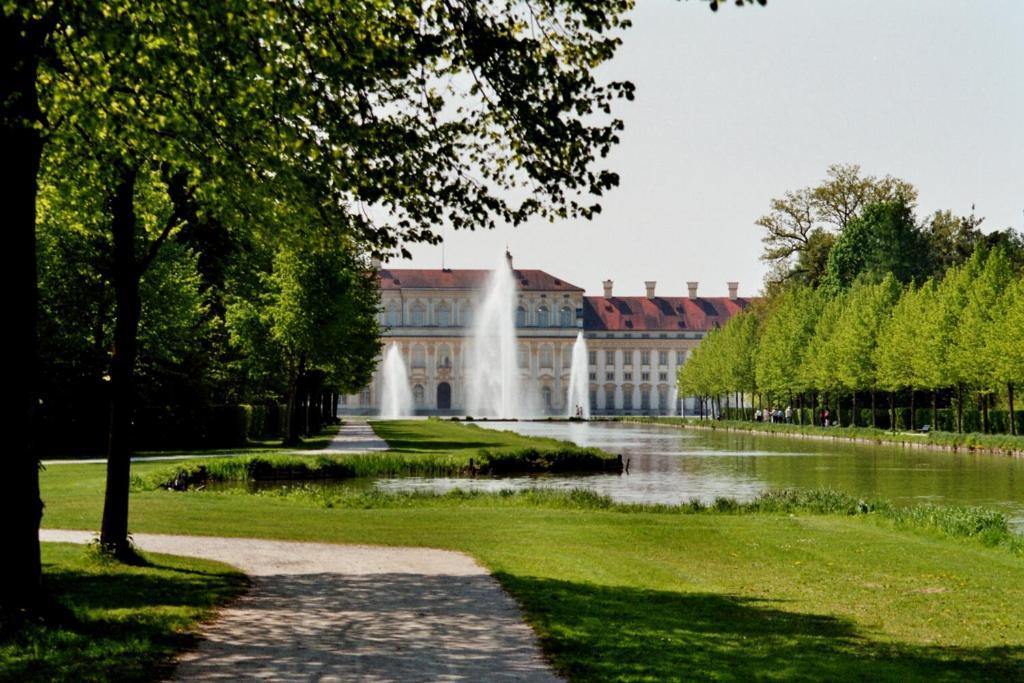 Hotel Blauer Karpfen Oberschleissheim Exterior photo