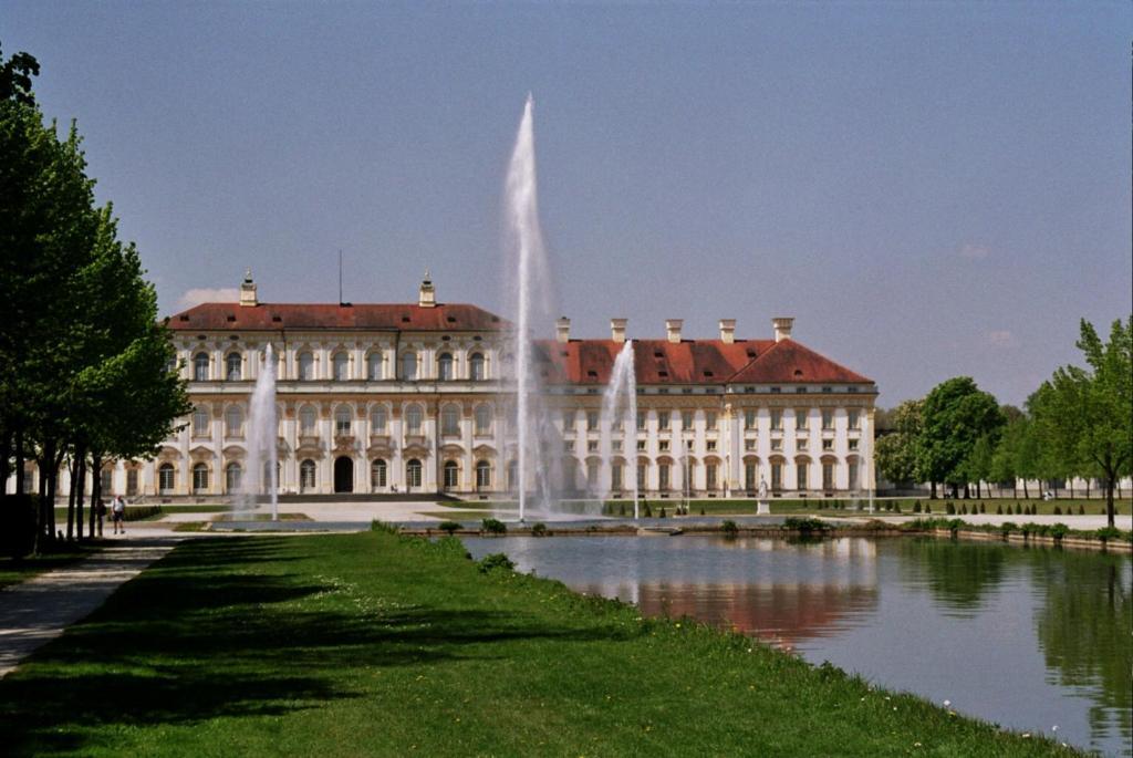 Hotel Blauer Karpfen Oberschleissheim Exterior photo